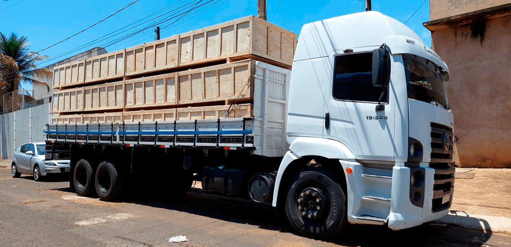 Caminhão transportando embalagens de madeira
